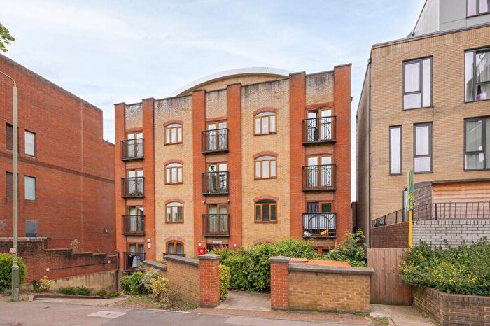 2 Bedroom Flat For Sale In Newbury House, New Barnet, Barnet, EN4