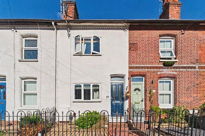 3 Bedroom Terraced House For Sale In Elgar Road, Reading, Berkshire, RG2