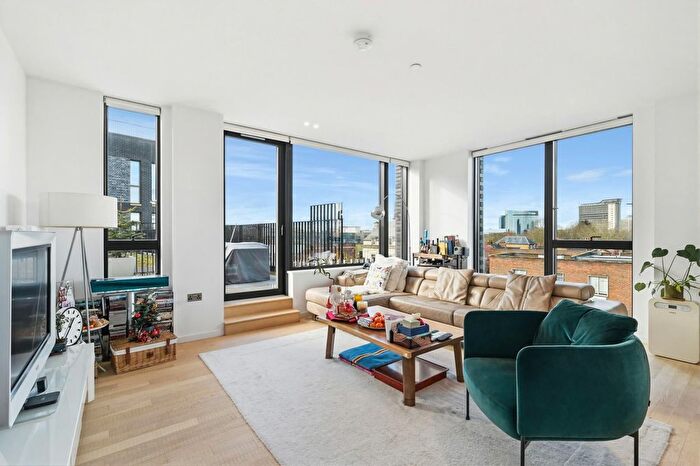 3 Bedroom Flat For Sale In Lewis House, Brentford, TW8