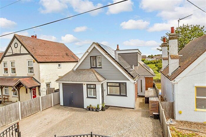 4 Bedroom Chalet For Sale In Baldwin Road, Minster-On-Sea, Kent, ME12