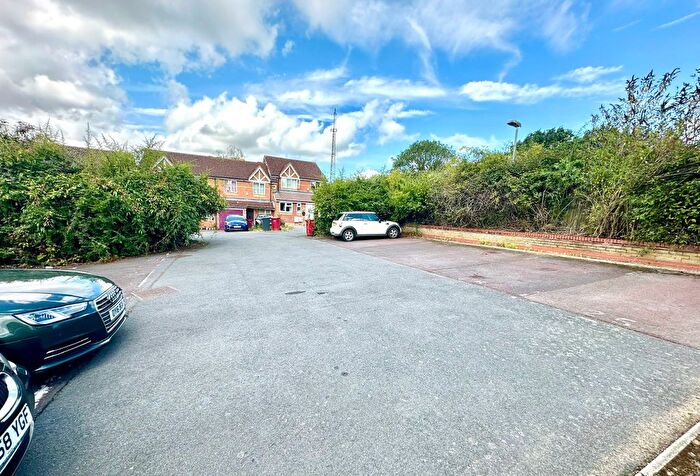 2 Bedroom Flat For Sale In Lovegrove Drive, Slough, SL2