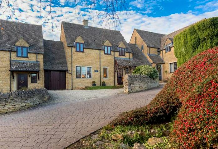 3 Bedroom Link Detached House For Sale In Spring Bank, Todenham, GL56