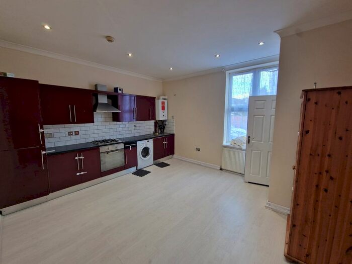1 Bedroom Flat To Rent In York House, - Park Street West, Luton, Bedfordshire, LU1
