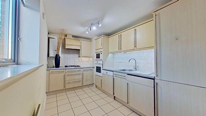2 Bedroom Flat To Rent In Hudson Court, Maritime Quay, Canary Wharf, London, E14