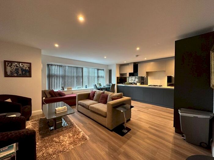 3 Bedroom Flat To Rent In Uxbridge Road, Hatch End, Pinner, HA5