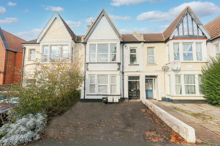1 Bedroom Apartment To Rent In Valkyrie Road, Westcliff-on-sea, SS0