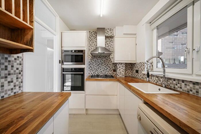 2 Bedroom Flat For Sale In Giffin Street, London, SE8