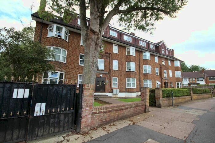 2 Bedroom Flat To Rent In Brook Avenue, Edgware, Middlesex, HA8