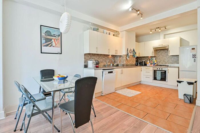3 Bedroom Flat For Sale In Queens Road, Peckham, London, SE15