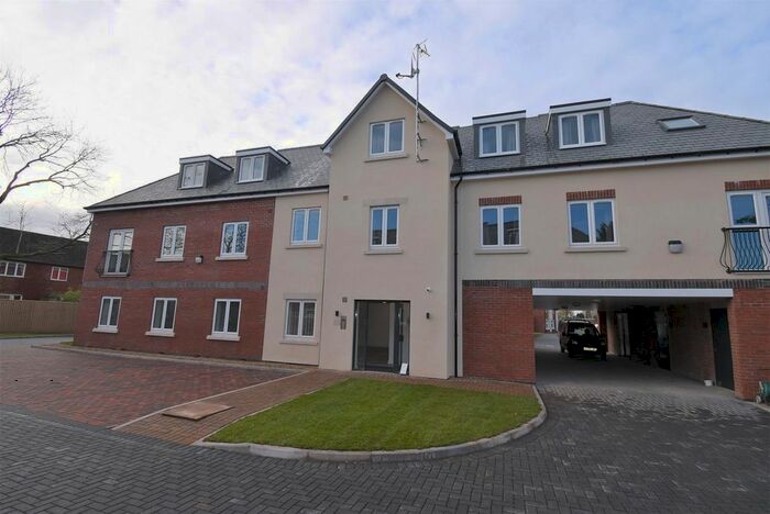 3 Bedroom Flat To Rent In Danelaw Court, Hinckley, LE10