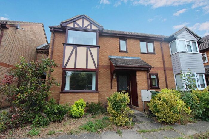 2 Bedroom Cluster House To Rent In Reynolds Close, Biggleswade, SG18