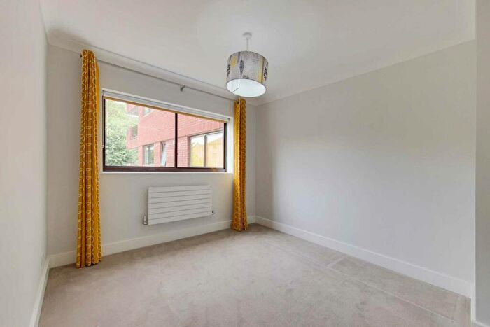 2 Bedroom Apartment To Rent In Spencer Close, Finchley, N3