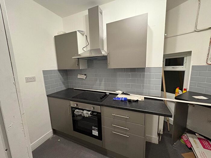 2 Bedroom Flat To Rent In Whitby Road, Bradford, BD8