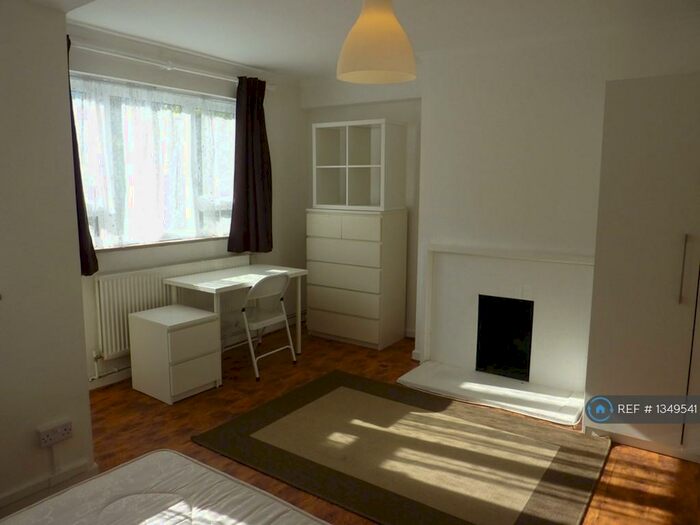 3 Bedroom Flat To Rent In Ambleside, London, NW1