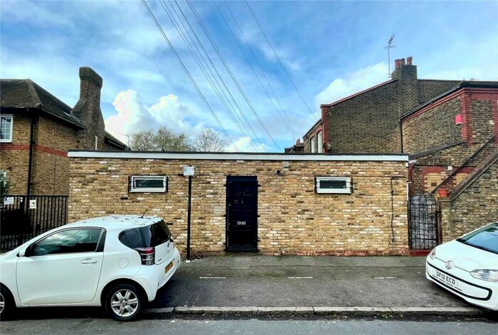 1 Bedroom Flat To Rent In Penrhyn Crescent, Walthamstow, London, E17