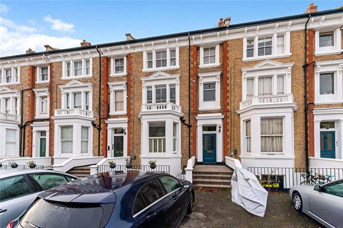 1 Bedroom Flat For Sale In The Barons, St Margarets Village, TW1