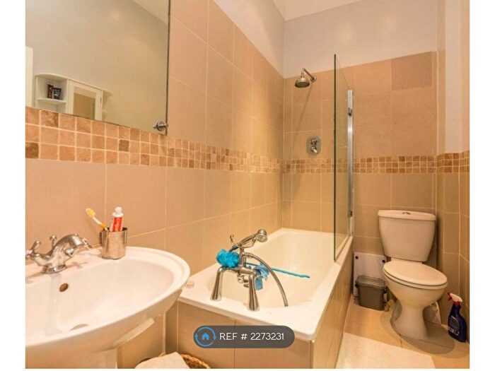 2 Bedroom Flat To Rent In Thornton Avenue, London, SW2