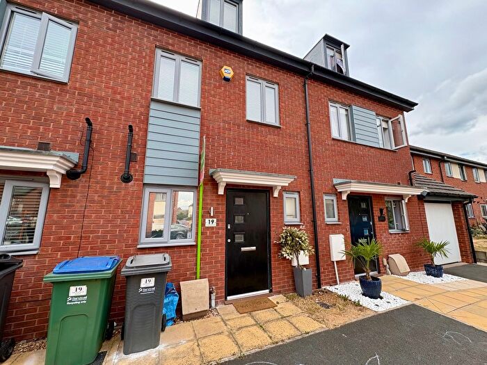 3 Bedroom Town House To Rent In Thursfield Road, Tipton, DY4