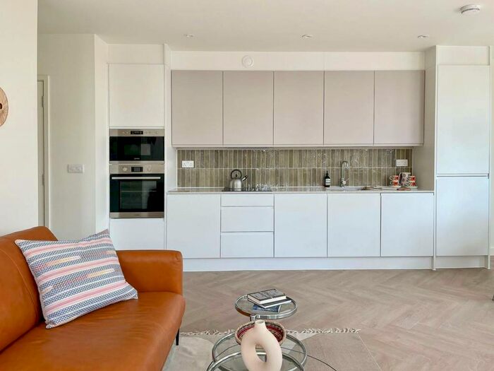 2 Bedroom Flat To Rent In Ballards Lane, Finchley Central, London, N3