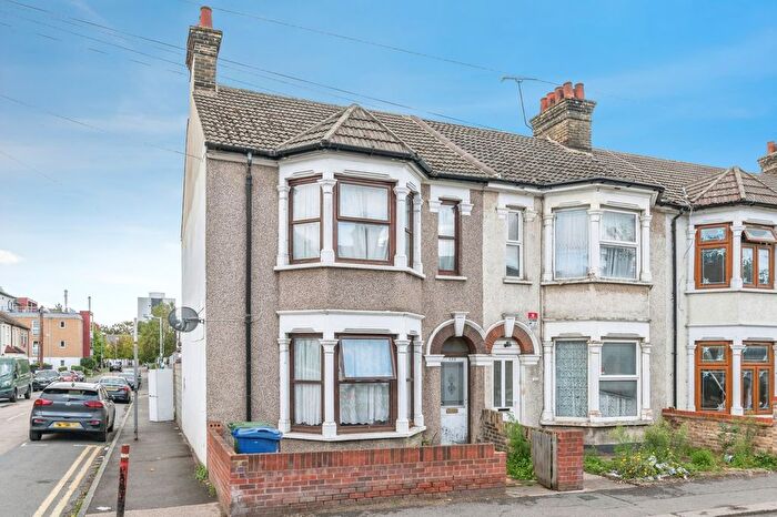 3 Bedroom End Of Terrace House For Sale In Clarence Road, Grays, Essex, RM17