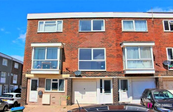 3 Bedroom Town House To Rent In Dane Close, Seaford, BN25