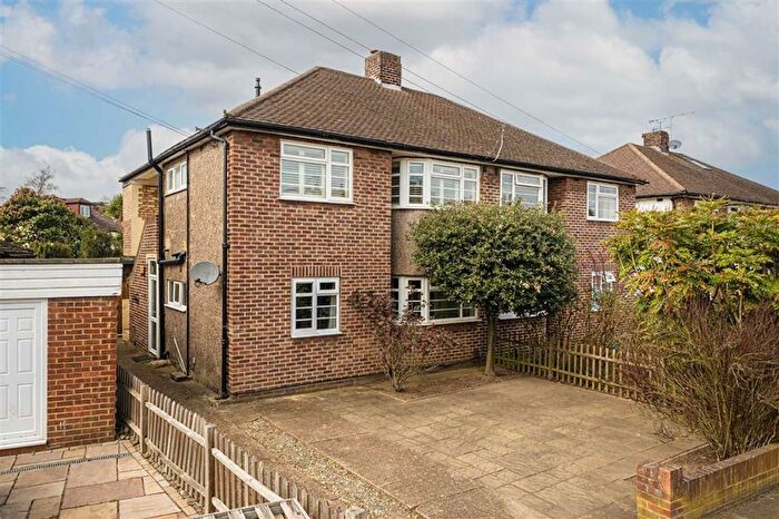 2 Bedroom Flat To Rent In Blackmores Grove, Teddington, TW11