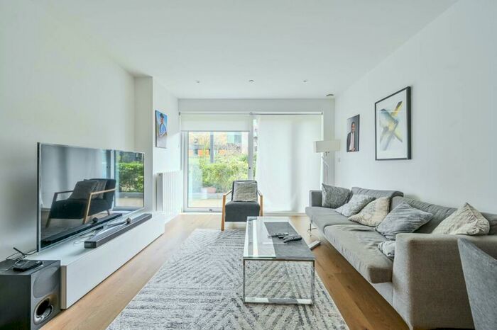 3 Bedroom Flat To Rent In Duke Of Wellington Avenue, Woolwich Riverside, London, SE18