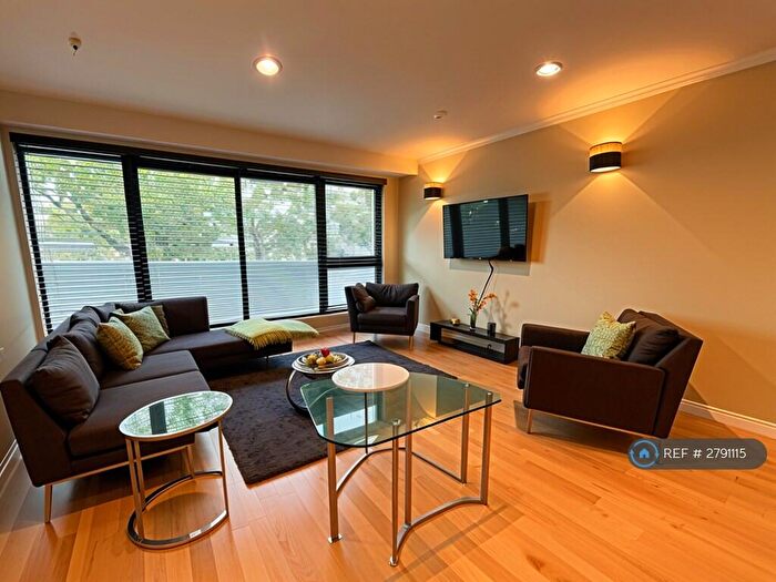 3 Bedroom Flat To Rent In Gainsborough Court, London, SE21