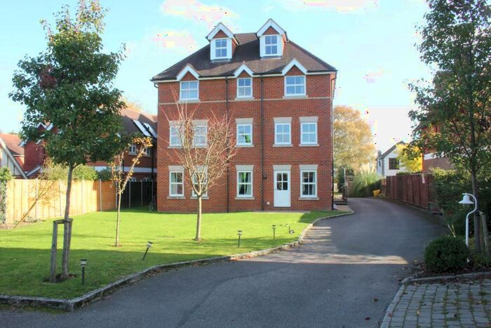 2 Bedroom Flat To Rent In Woking, GU22