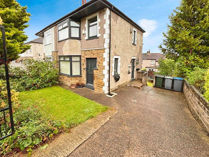 3 Bedroom Semi-Detached House For Sale In Leafield Avenue, Bradford, BD2