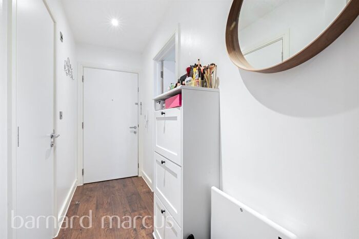 1 Bedroom Flat For Sale In Mollison Drive, Wallington, SM6