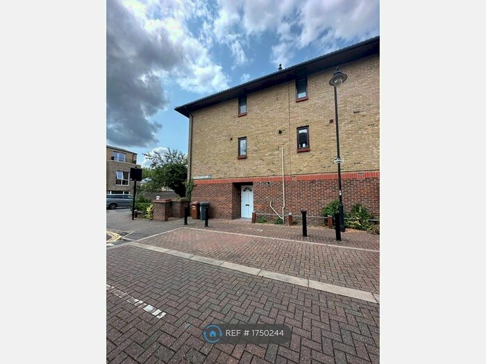 2 Bedroom Flat To Rent In Stafford Close, London, E17