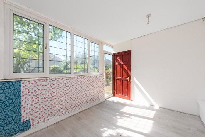 3 Bedroom Semi-Detached House For Sale In Riverside, London, NW4