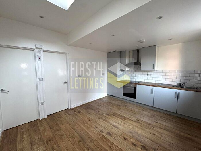 2 Bedroom Flat To Rent In Fleetwood Road, Clarendon Park, LE2