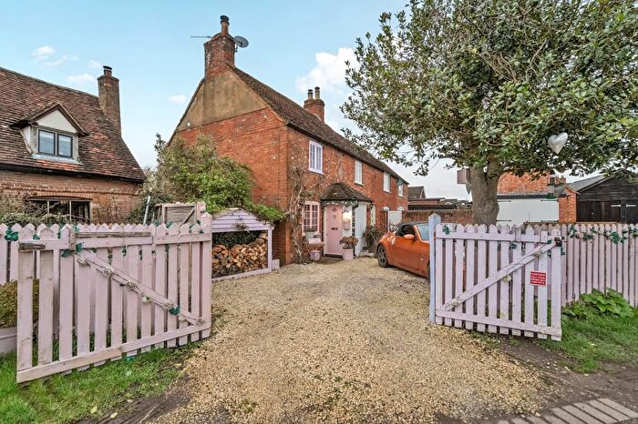 2 Bedroom Cottage For Sale In Oxford Road, Oakley, Buckinghamshire, HP18