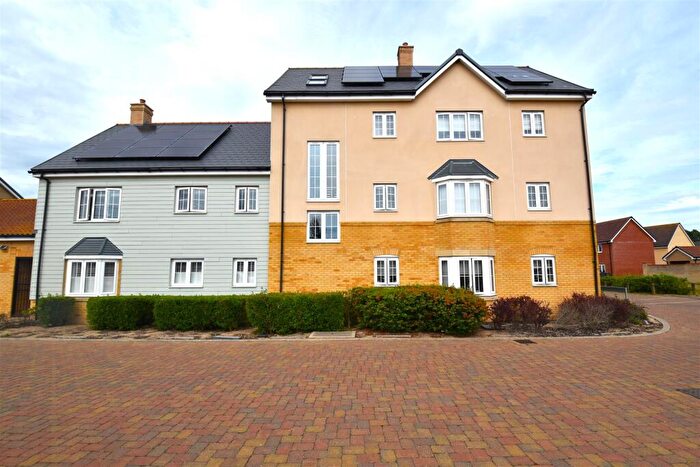 2 Bedroom Flat For Sale In Henry Crescent, Rochford, SS4