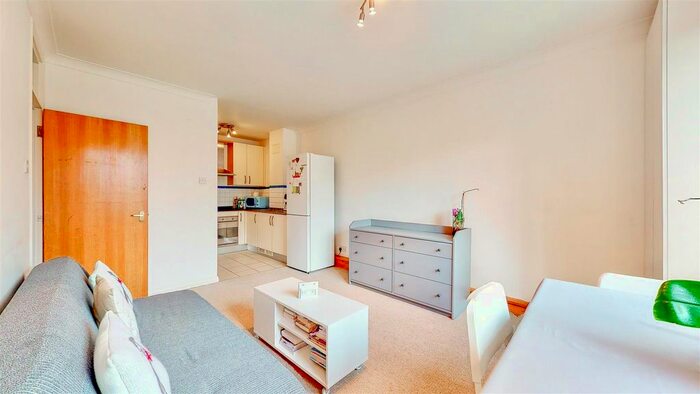 1 Bedroom Flat For Sale In Canberra Close, Hendon, London, NW4