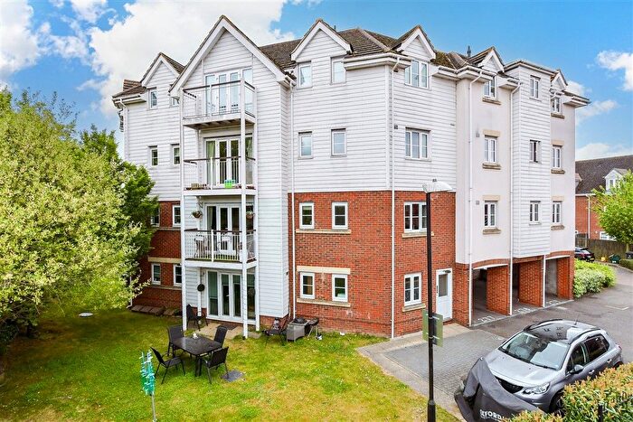 2 Bedroom Flat For Sale In Ingram Close, Larkfield, Aylesford, Kent, ME20