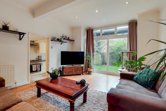 2 Bedroom Flat To Rent In Delamere Road, Raynes Park, SW20