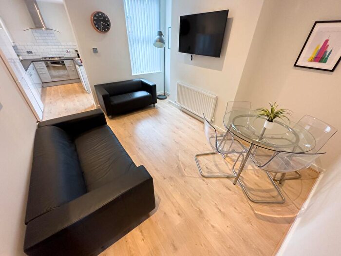 6 Bedroom Terraced House To Rent In Hannan Road, L6