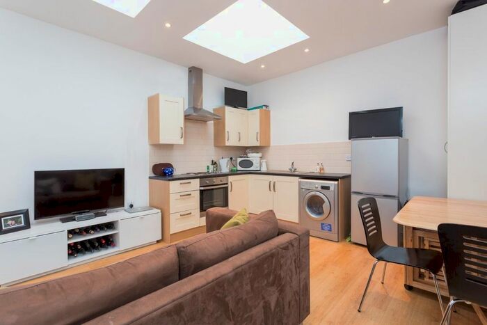 Studio To Rent In Shepherds Bush Road, London, W6