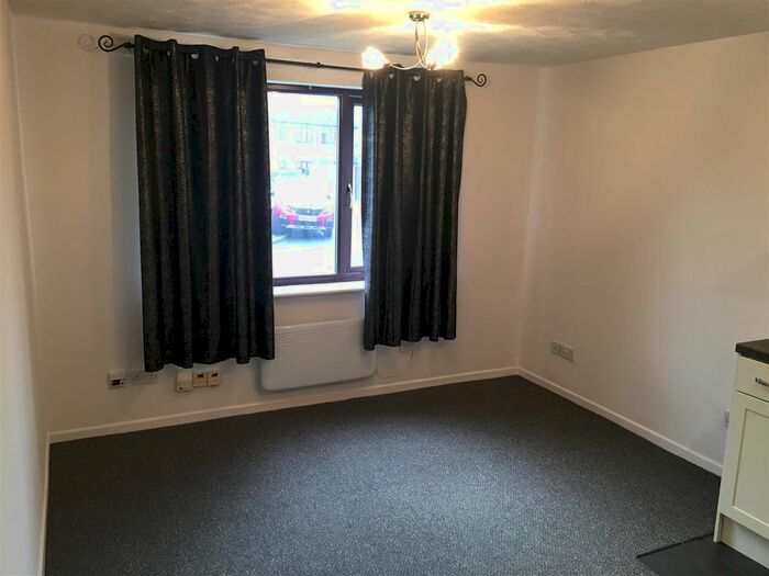 1 Bedroom Flat To Rent In Robin Court, Kidderminster, DY10