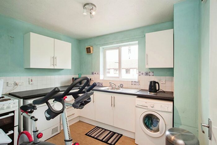 2 Bedroom Flat For Sale In Chenies Way, Watford, WD18