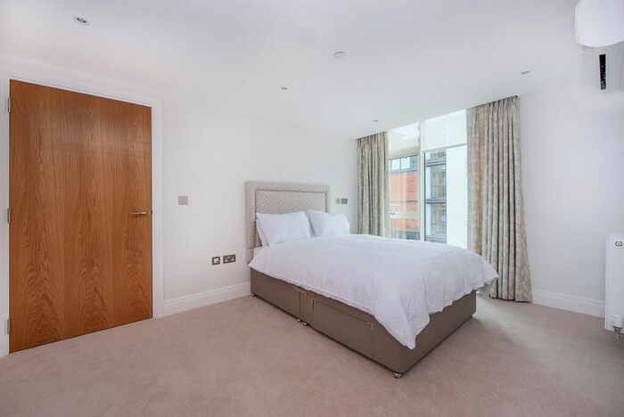 2 Bedroom Flat For Sale In Albert Bridge Road, London, SW11