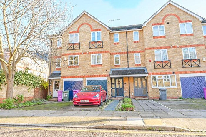 3 Bedroom House For Sale In Barnsdale Avenue, Canary Wharf, London, E14