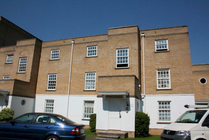 1 Bedroom Apartment To Rent In Leigh Hunt Drive, Southgate, N14