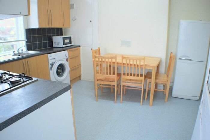 2 Bedroom Flat To Rent In Clayhall Avenue, Ilford, London, IG5