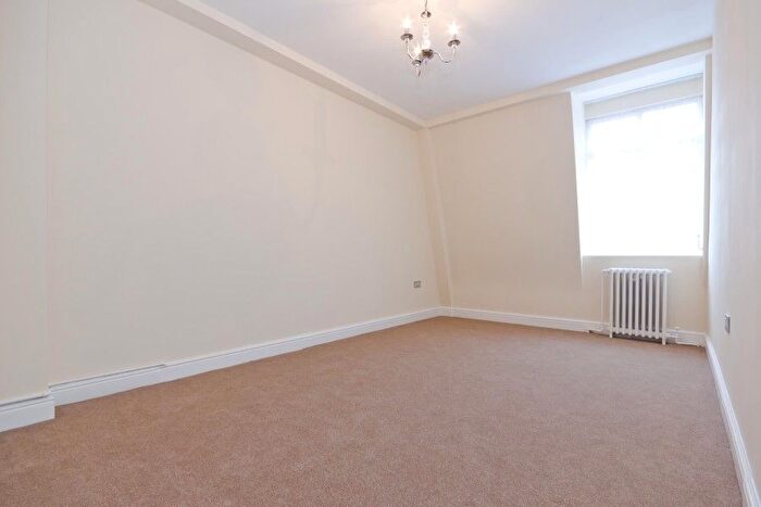 3 Bedroom Flat To Rent In Abbotsbury Road, London, W14