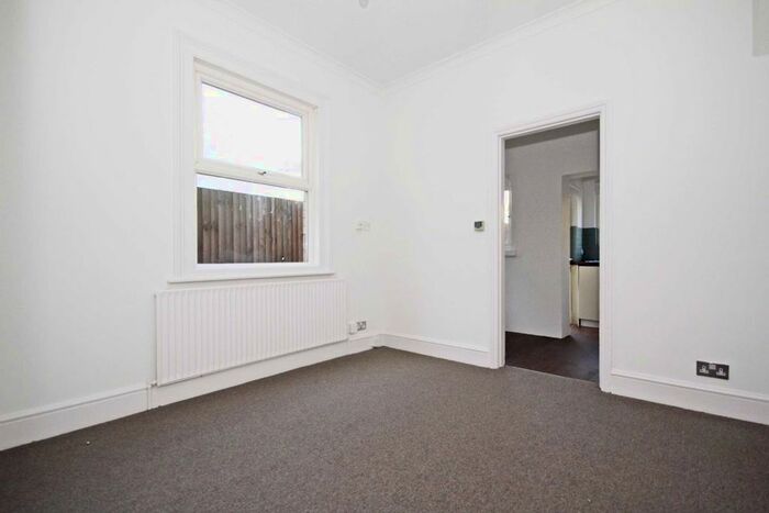 2 Bedroom Flat To Rent In Grove Road, London, W3