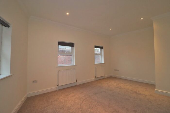 1 Bedroom Flat To Rent In Molesey Road, Hersham, Surrey KT12